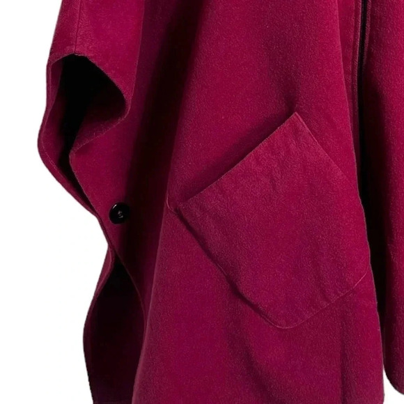 Heavy Weight L‎ red polyester/viscose blend zip front poncho with pockets - Picture 6 of 6